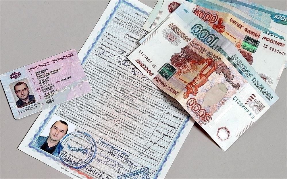 Что произойдет, если вас поймают с поддельными правами, но вы получите настоящие до суда?