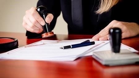 Наследник становится обязанным выплачивать причитающиеся суммы по наследственному имуществу с момента официального принятия наследства, причем ответственность вступает в силу с момента регистрации наследства. Это касается не только материального имущества, но и любых сопутствующих обязательств, таких как непогашенные налоги или долги, связанные с наследством.