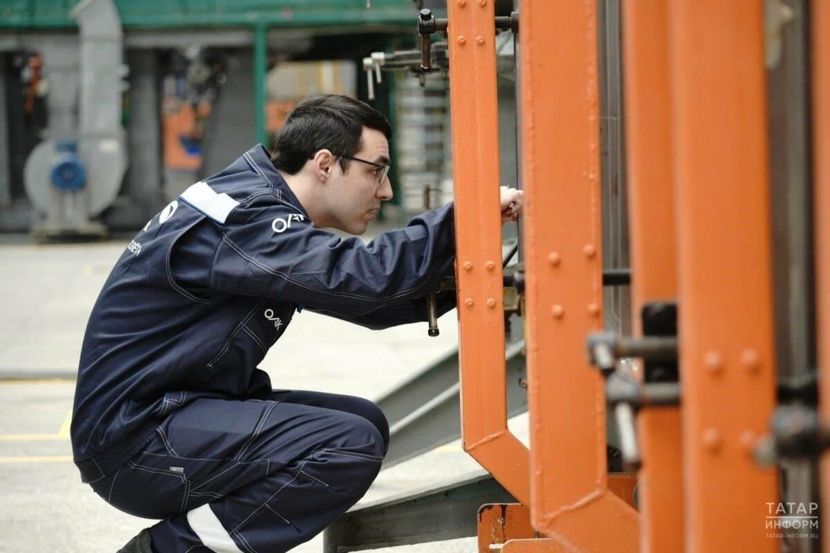 Назначение нового министра в Татарстане может существенно повлиять на промышленную траекторию региона. Ожидается, что его назначение будет направлено на укрепление производственных мощностей и повышение эффективности «заводов» по всей республике. Опираясь на свой опыт в бизнесе и взаимодействие с видными экономическими игроками Казани, новый руководитель может добиваться большей интеграции между государственными структурами и частными компаниями.