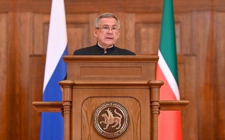 Назначение Олега Минниханова новым руководителем Министерства промышленности и торговли Татарстана вызвало большие ожидания. От его действий будет зависеть дальнейший ход развития промышленности и торговой политики в Казани и за ее пределами. Одним из основных направлений станет укрепление промышленного производства и обеспечение дальнейшего расширения ключевых предприятий. Как глава министерства, он будет реализовывать стратегии, направленные на оживление местных производственных секторов, обеспечение устойчивости «Казанских заводов» и других региональных производств.