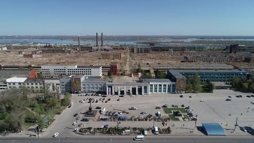 Планы ревитализации Волгоградского тракторного завода: Текущие проблемыВолгоградский тракторный завод, символ промышленного наследия города, сталкивается с серьезными проблемами в рамках текущих усилий по ревитализации города. В настоящее время усилия по восстановлению этого исторического предприятия сдерживаются устаревшей инфраструктурой, недостаточными инвестициями и отсутствием квалифицированной рабочей силы в районе. Несмотря на многочисленные попытки возродить завод в течение последних десятилетий, ощутимый прогресс так и не был достигнут, в результате чего жители города не уверены в роли завода в экономическом будущем Волгограда.