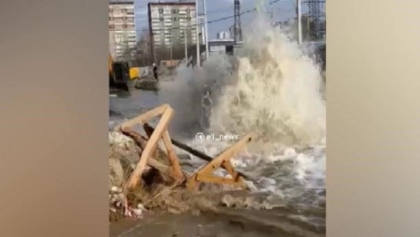 Подробности аварии системы водоснабжения в ЕкатеринбургеВ результате недавней аварии в водопроводной сети пострадали многочисленные здания по всей Свердловской области. В результате аварии многие объекты в пострадавших районах на длительное время остались без доступа к питьевой воде. В связи с этим местные власти работают над разрешением ситуации, однако точных сроков полного восстановления водоснабжения пока нет.