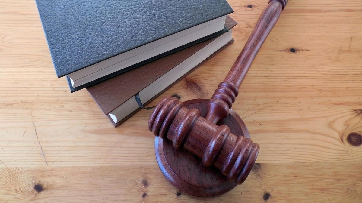Верховный суд вернул права на управление автомобилем пьяному водителю, стоявшему рядом с машиной
